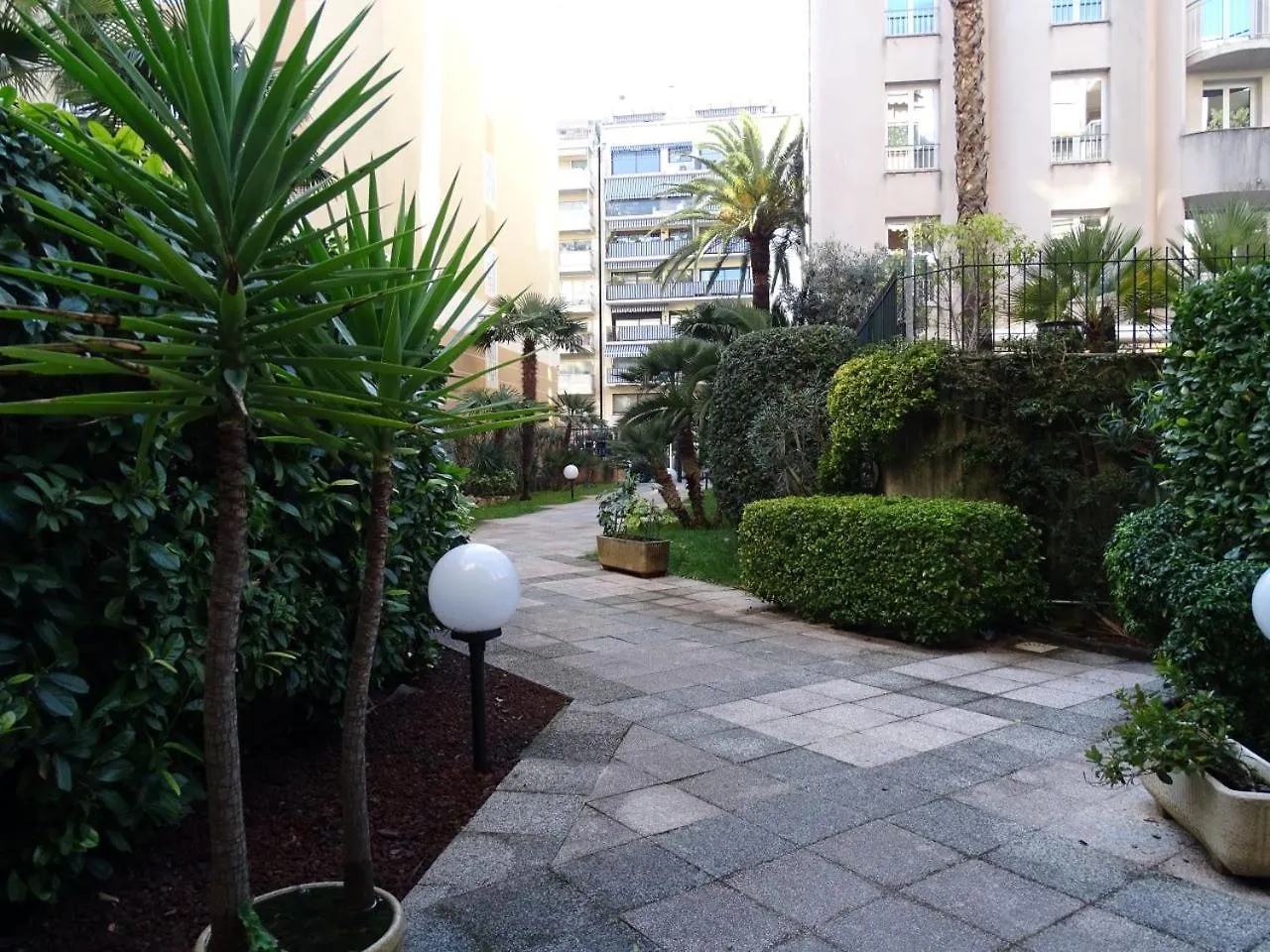 Studio Renove En Rez De Jardin Climatise Cannes France